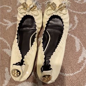Tory Burch Women's Ivory Reese Scrunch Tassel Ballet Flat Sz 7 shoes